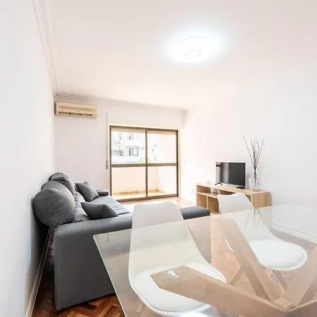 Charming Bright In Anjos Apartment